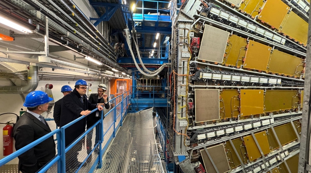 Ο Κυριάκος Πιερρακάκης στο CERN 