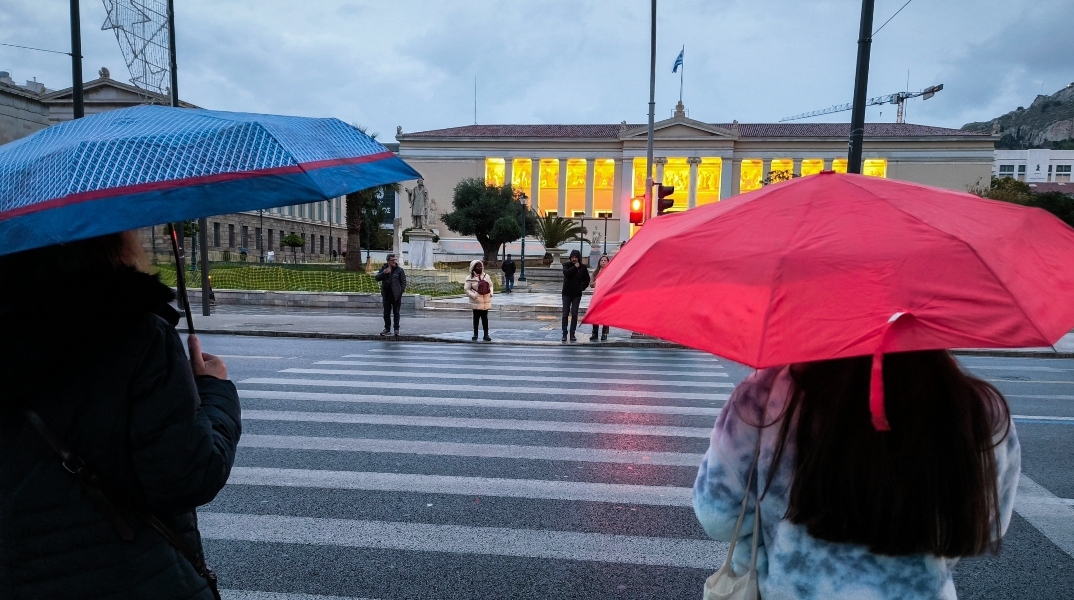 περαστικοι, ομπρελες, βροχη