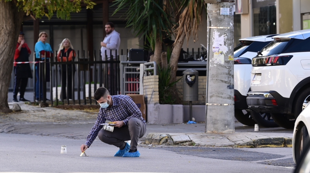 αστυνομικός εξεταζει τον τοπο του εγκλήματος