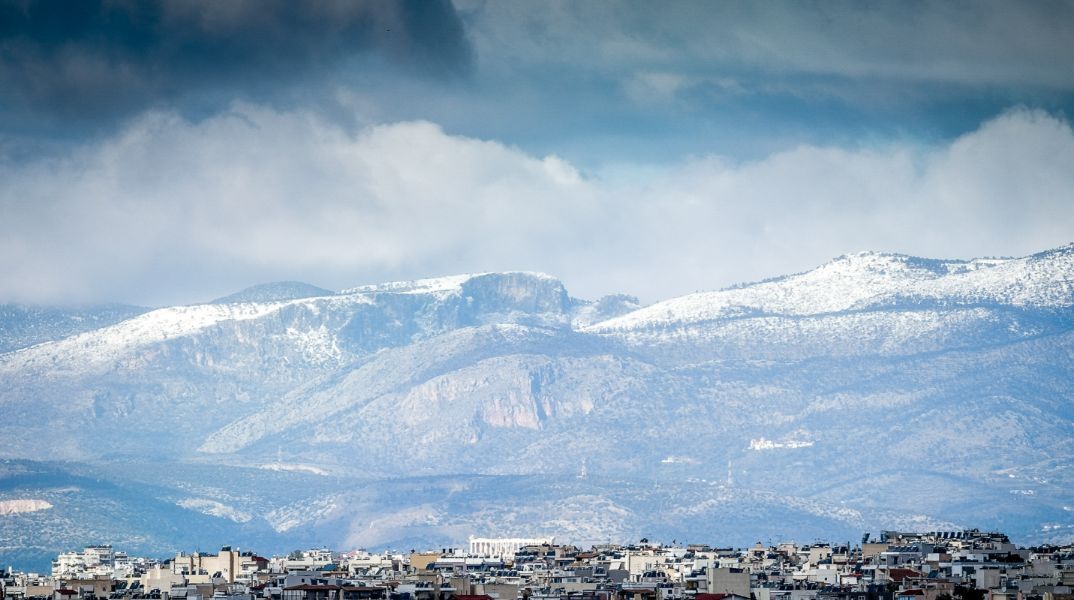 Σε χιονισμένο φόντο η Ακρόπολη: Χριστουγεννιάτικο το τοπίο της Αττικής