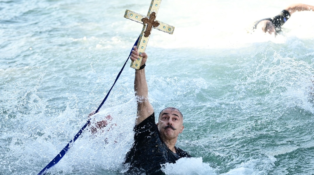 Ο άνδρας που έπιασε τον Σταυρό στον Πειραιά