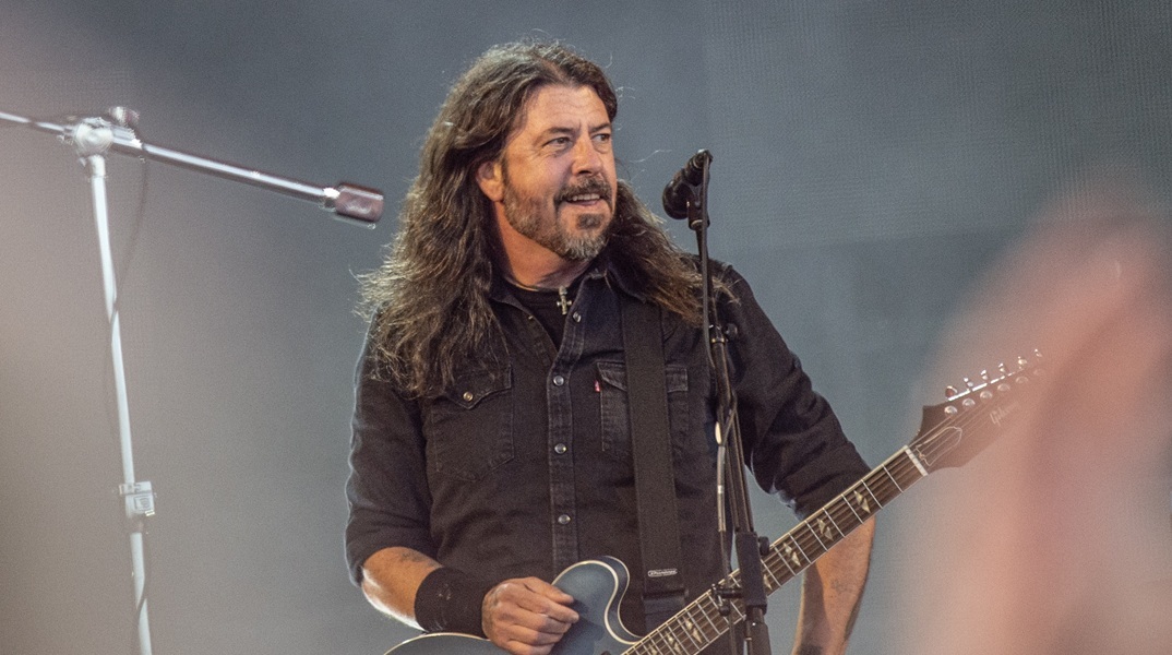 Ντέιβ Γκρολ: Ο τραγουδιστής των Foo Fighters μαγείρεψε για τους πυρόπληκτους στο Λος Άντζελες