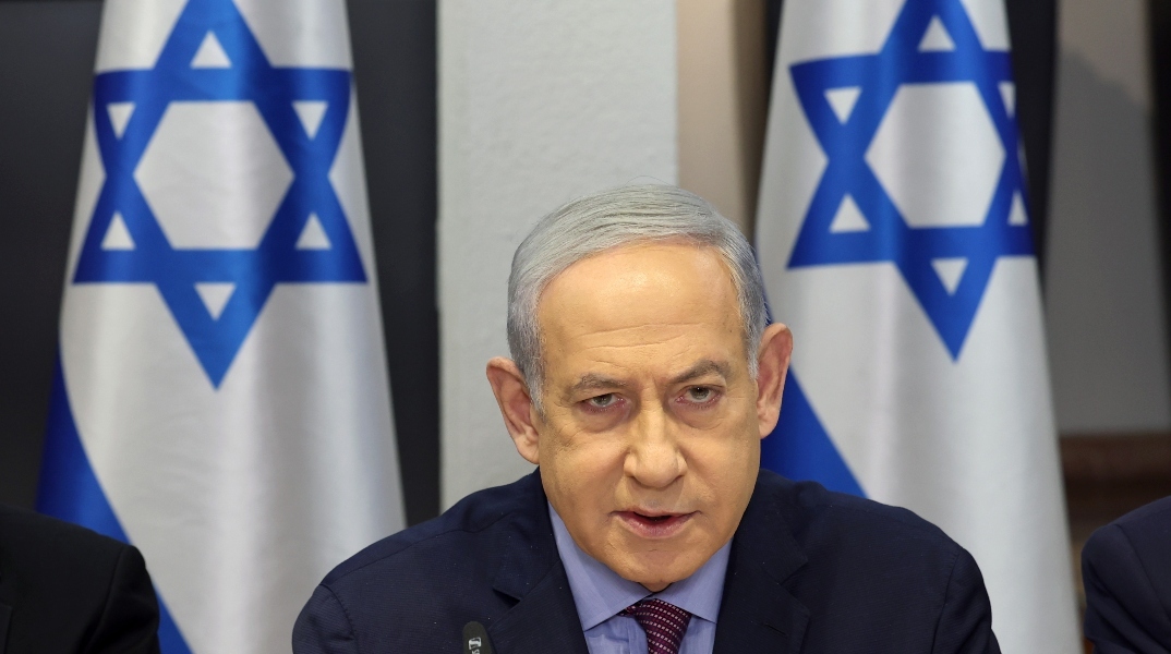 O ισραηλινός πρωθυπουργός Μπενιαμίν Νετανιάχου με δύο σημαίες