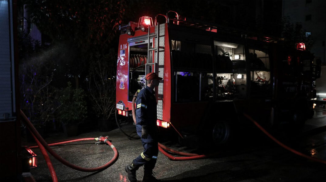 Υπό μερικό έλεγχο η φωτιά στο εγκαταλελειμμένο κτίριο στη Νίκαια