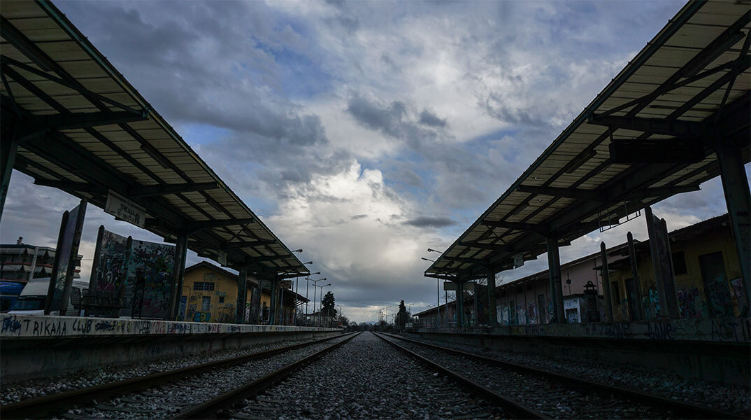 Η Hellenic Train αποζημιώνει επιβάτες που αναγκάστηκαν να αποβιβαστούν και να περπατήσουν μέχρι τον σταθμό της Λάρισας