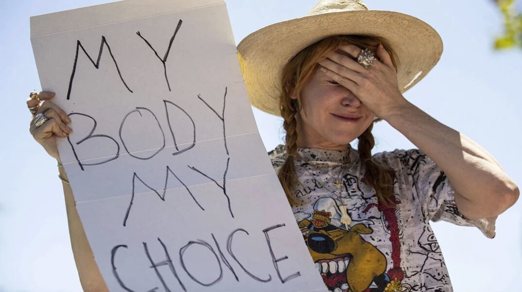 Γυναίκα διαδηλώνει υπέρ του δικαιώματος στην άμβλωση