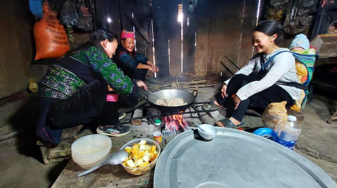 Στα βουνά του Βιετνάμ οι γυναίκες της φυλής Hmong μαγειρεύουν με ό,τι έχουν