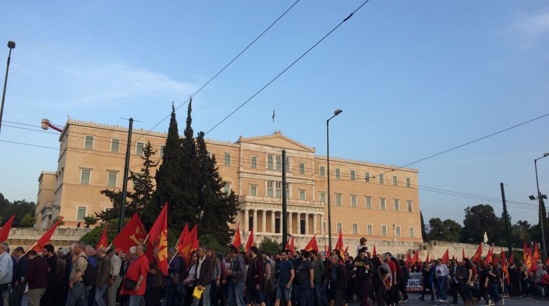 Εικόνες από τη συγκέντρωση του ΚΚΕ στο Σύνταγμα 