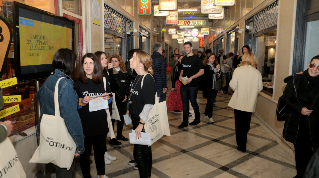 «Ζωντάνεψαν» η Πλατεία Θεάτρου και η Στοά Εμπόρων 