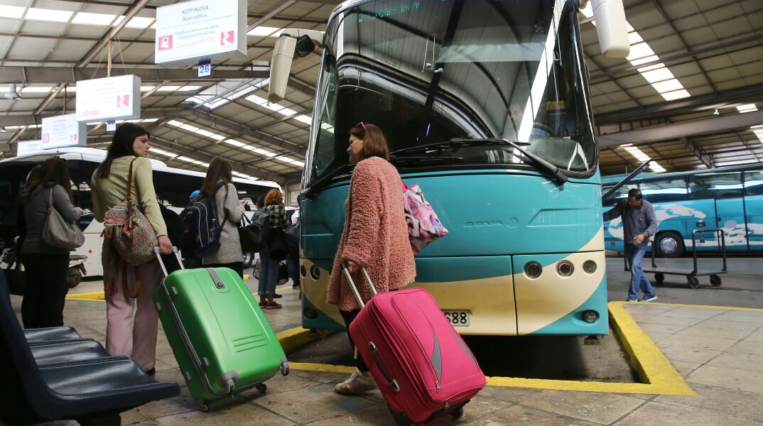 Περιπέτεια για επιβάτες ΚΤΕΛ που έπιασε φωτιά 