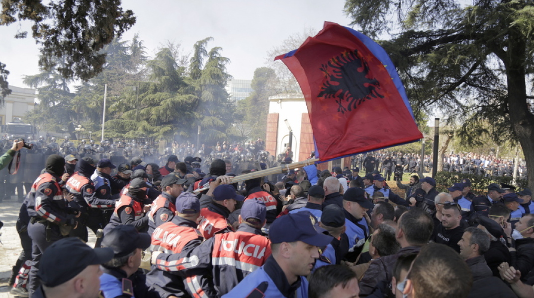 Νέα επεισόδια στα Τίρανα, με τους διαδηλωτές να ζητούν την παραίτηση Ράμα 