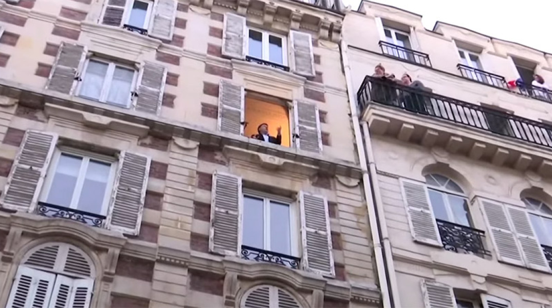 Παρίσι: Τενόρος δίνει συναυλίες από το μπαλκόνι του