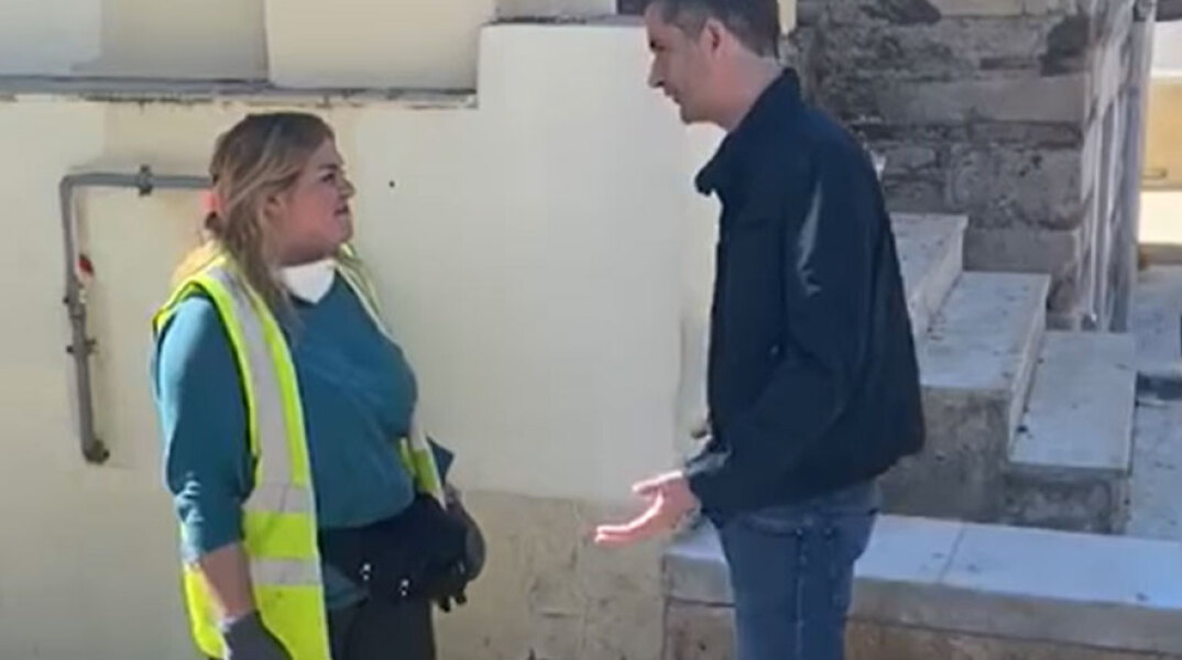 Υπάλληλος στον Δήμο Αθηναίων βρήκε μια τσάντα με 19.000 ευρώ και την παρέδωσε στην αστυνομία