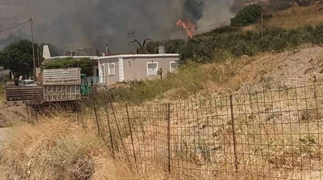 Φωτιά στα Χανιά (περιοχή Μουστάκο): Οι φλόγες έφθασαν δίπλα σε σπίτια