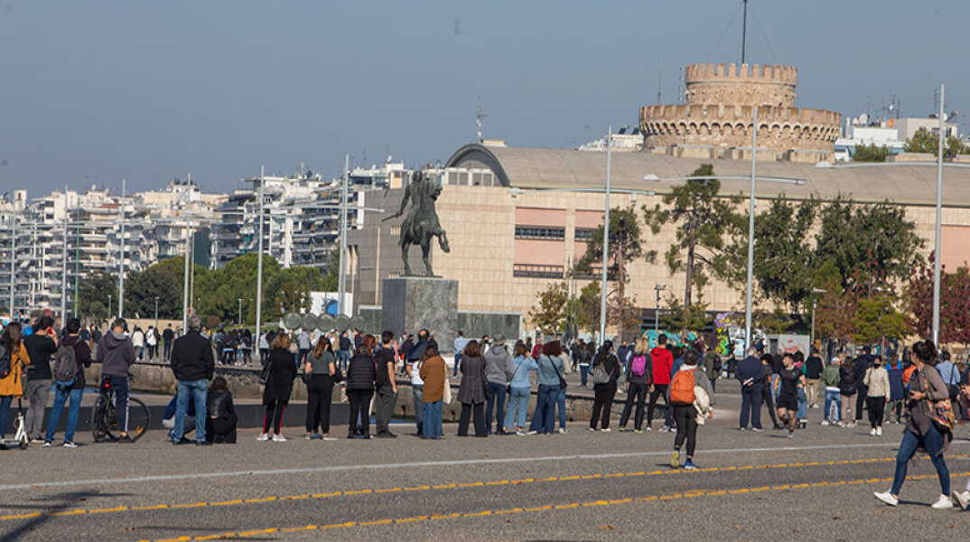 Κορωνοϊός στη Θεσσαλονίκη: Πολίτες περιμένουν να κάνουν rapid test σε κινητά κλιμάκια του ΕΟΔΥ
