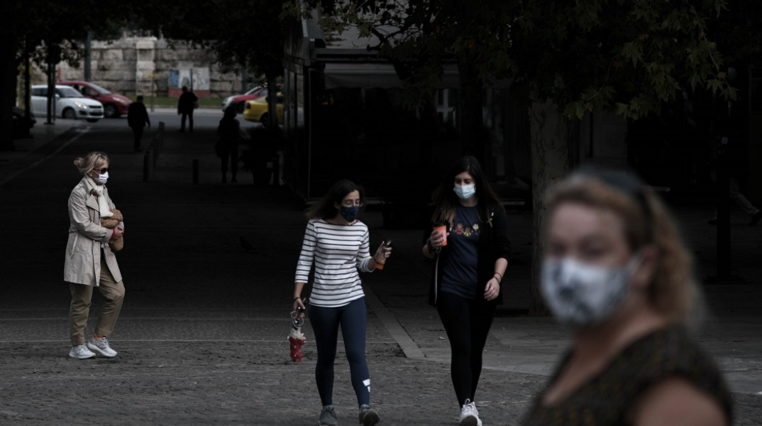Πολίτες με μάσκα στην Διονυσίου Αρεοπαγίτου