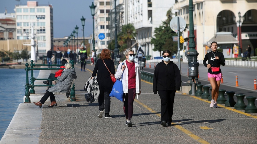 Πολίτες με μάσκα στην παραλία της Θεσσαλονίκης