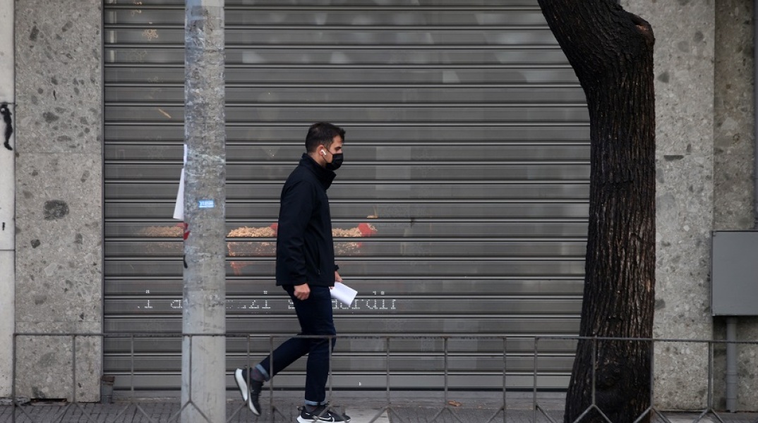 Πολίτης με μάσκα σε δρόμο της Θεσσαλονίκης