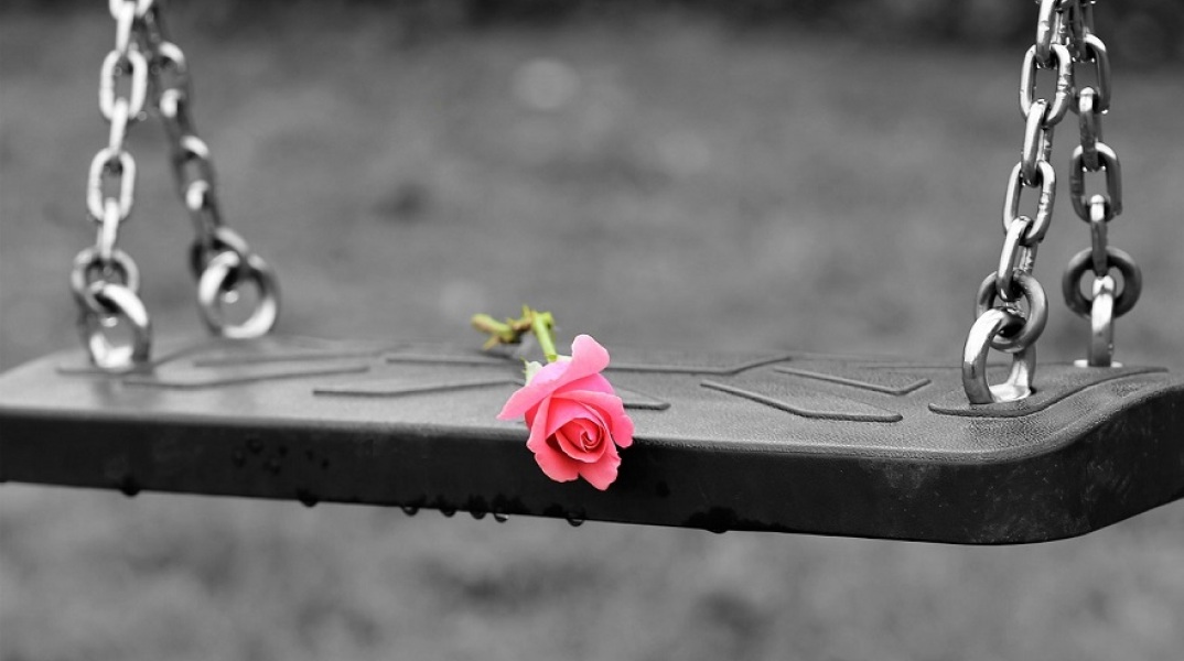 Αυτοκτονία - Λουλούδι σε κούνια
