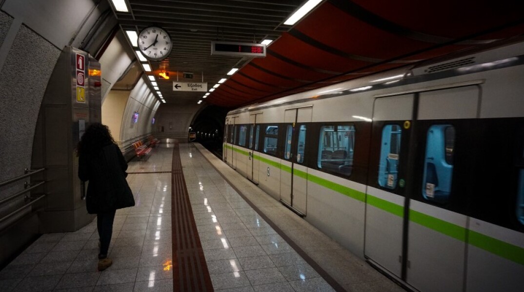 Μία κοπέλα περιμένει στη στάση του Μετρό©Eurokinissi-ΚΟΝΤΑΡΙΝΗΣ ΓΙΩΡΓΟΣ