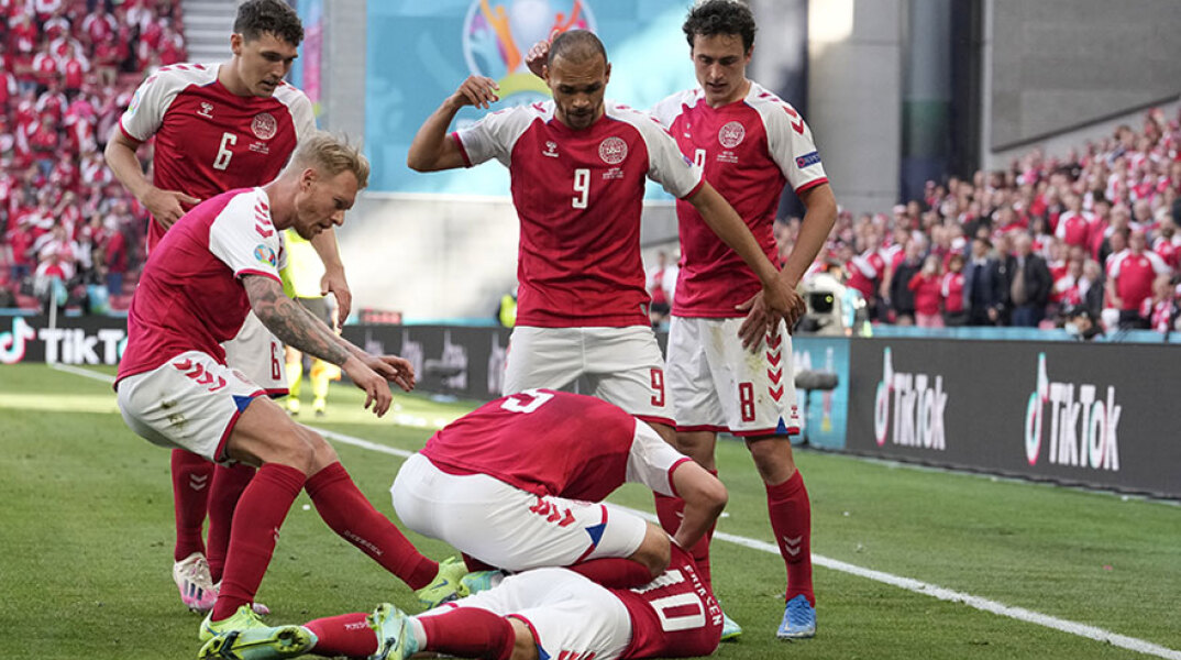 Ο Κρίστινα Έρικσεν έχει καταρρεύσει στον αγώνα Δανία - Φινλανδία για το EURO 2020, με τους συμπαίκτες του να σπεύδουν να τον βοηθήσουν