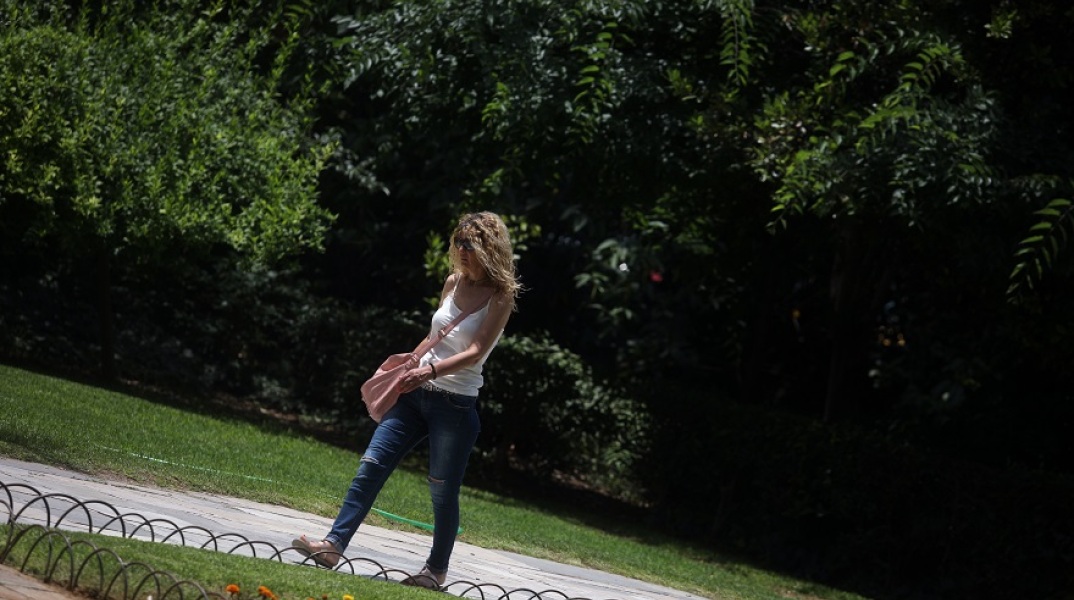 Γυναίκα περπατά στο κέντρο της Αθήνας