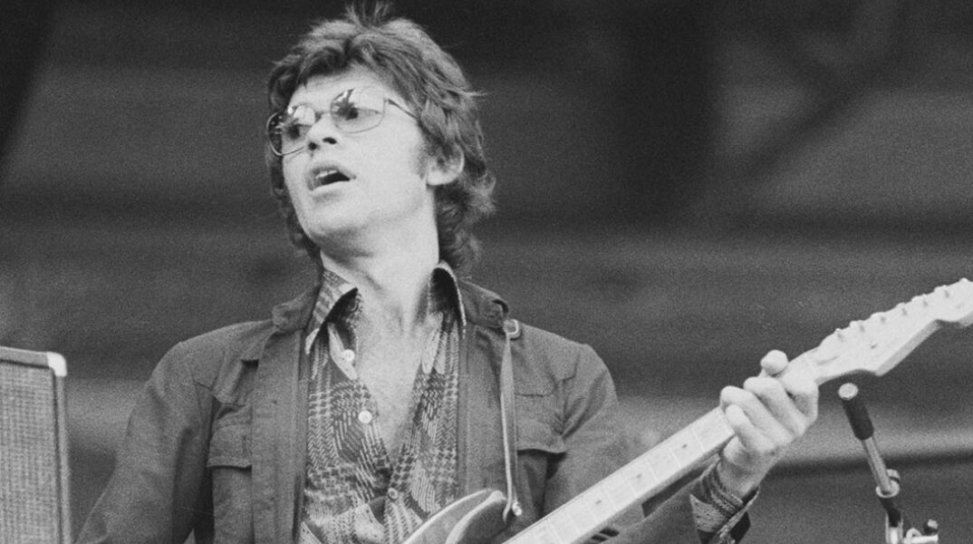 Ο Robbie Robertson σε live με τους The Band στο Wembley Stadium το 1974.