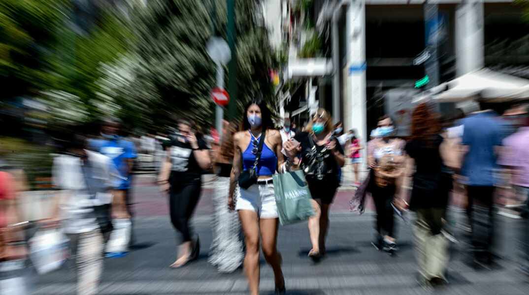Κοπέλα με μάσκα για τον κορωνοϊό διασχίζει τη διάβαση πεζών στο Σύνταγμα (ΦΩΤΟ ΑΡΧΕΙΟΥ) - Ο ΕΟΔΥ ανακοίνωσε τα νέα κρούσματα κορωνοϊού στην Ελλάδα τη Δευτέρα 5 Ιουλίου 2021