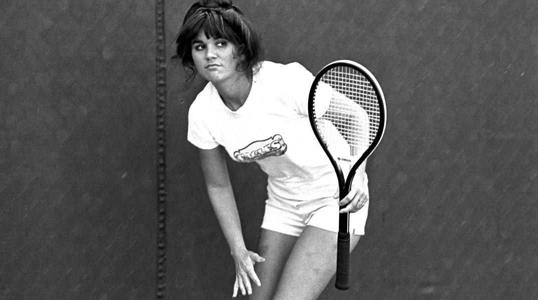 Η τραγουδίστρια Linda Ronstadt παίζει τένις