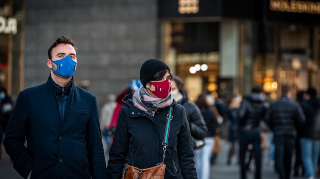 Κόσμος με μάσκες περπατάει στο Μιλάνο © Unsplash