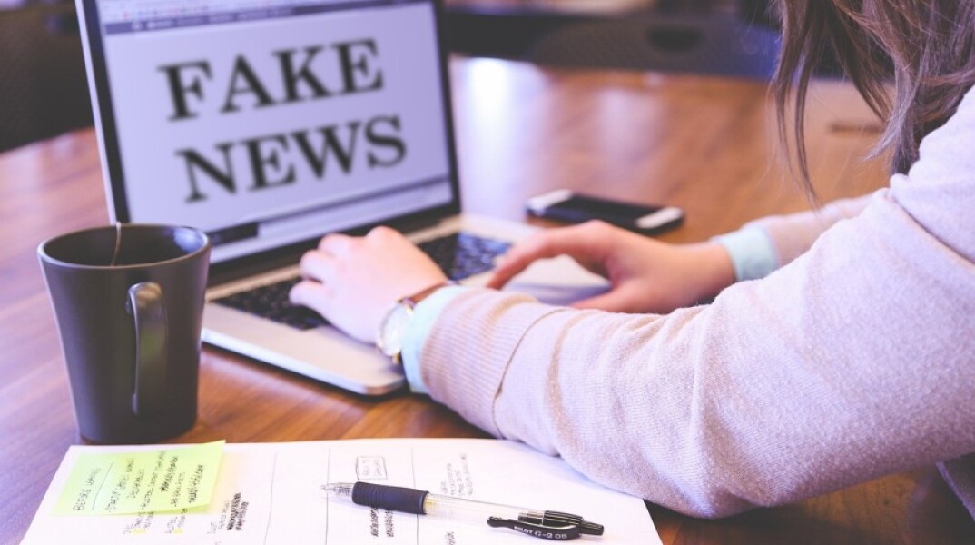 Ανοιχτό laptop Που γράφει «Fake News»  © Pixabay