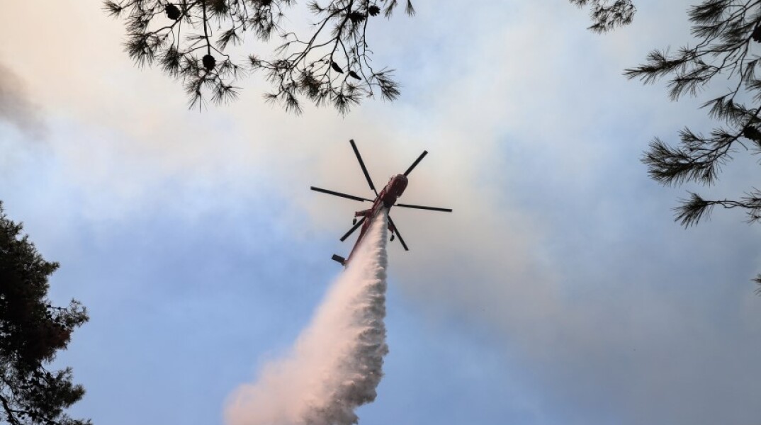 Ελικόπτερο της Πυροσβεστικής κάνει ρίψη νερού © EUROKINISSI / ΒΑΣΙΛΗΣ ΡΕΜΠΑΠΗΣ 