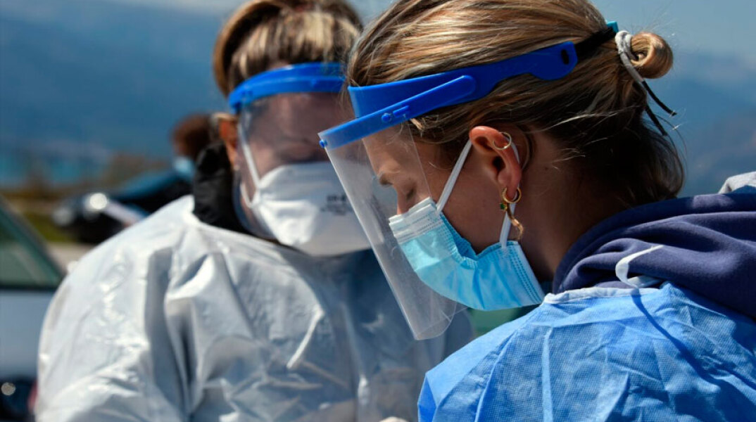 Υγειονομικός διενεργεί δωρεάν rapid test για κορωνοϊό (ΦΩΤΟ ΑΡΧΕΙΟΥ) - Σε 140 σημεία σε όλη την Ελλάδα την Παρασκευή 13 Αυγούστου κινητά κλιμάκια του ΕΟΔΥ