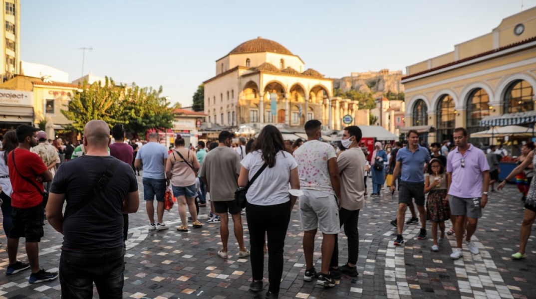 Πολίτες στο κέντρο της Αθήνας - Η σημερινή ενημέρωση του ΕΟΔΥ για τα κρούσματα στην Αττική