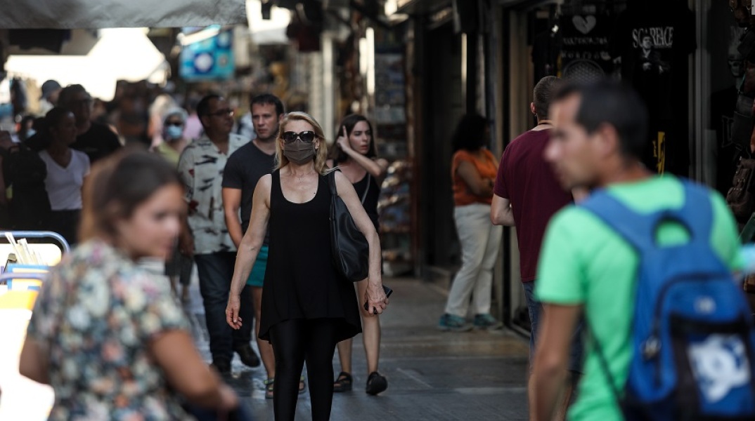 Γυναίκα με μάσκα στο κέντρο της Αθήνας - Η κατανομή των νέων κρουσμάτων στις περιοχές της Ελλάδας