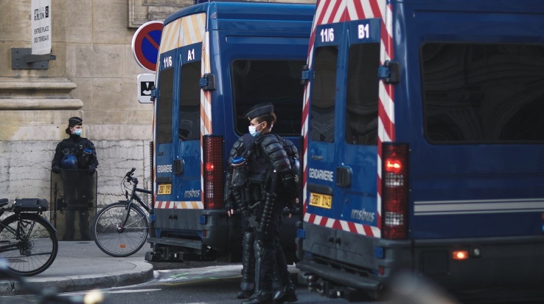 Γαλλία: Άνδρας ντυμένος σαν νίντζα επιτέθηκε και τραυμάτισε δύο γυναίκες αστυνομικούς