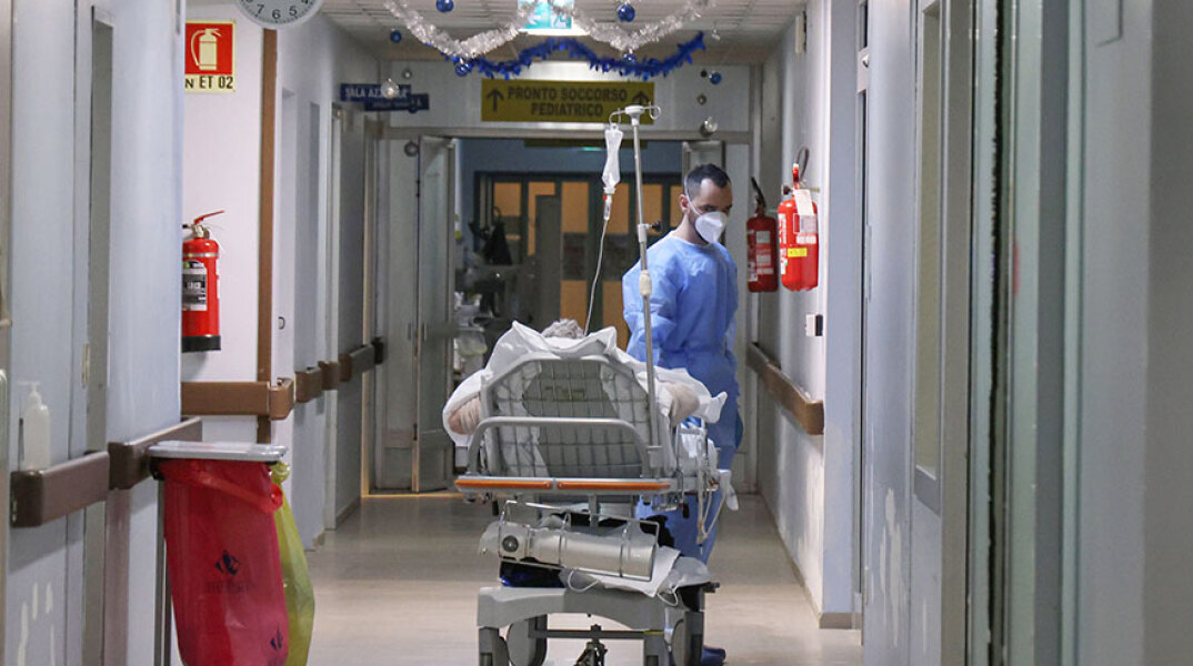 Υγειονομικός με μάσκα για κορωνοϊό σε νοσοκομείο στην Ιταλία