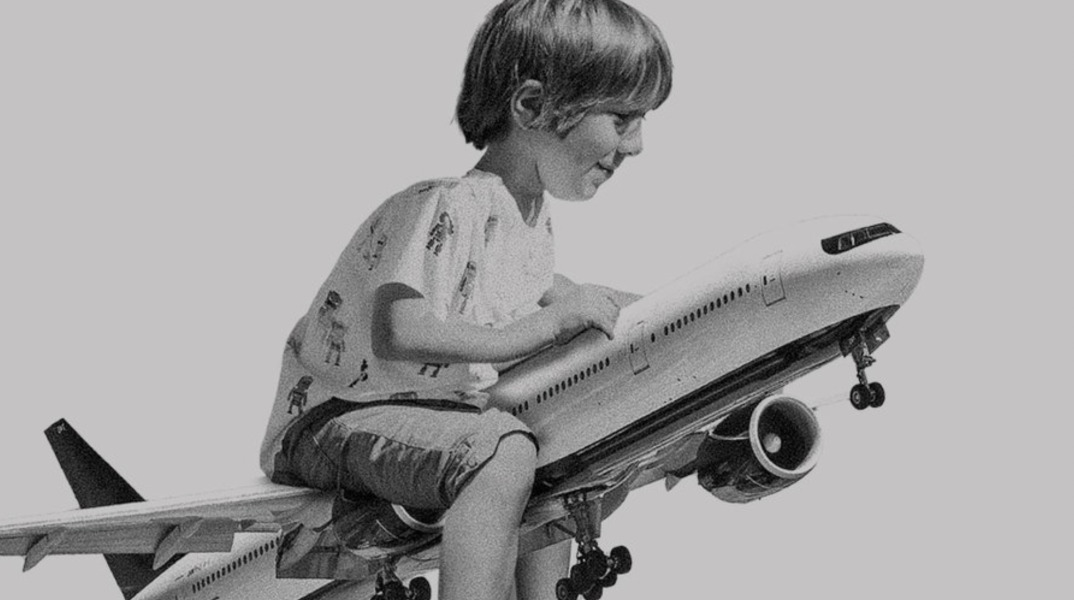 Παιδί με αεροπλάνο ετοιμάζεται για ταξίδι