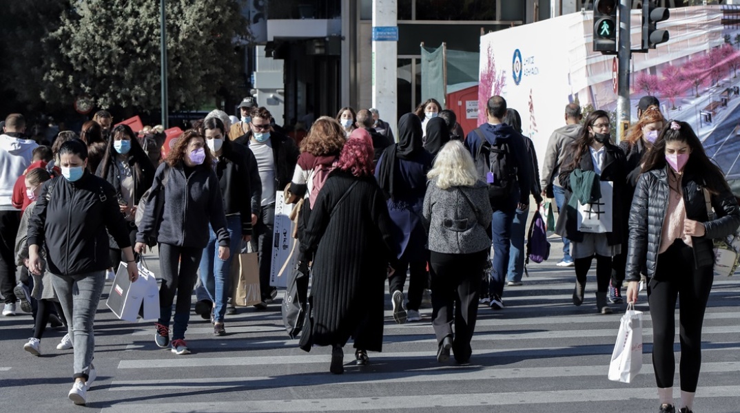 Πολίτες με μάσκα στο κέντρο της Αθήνας