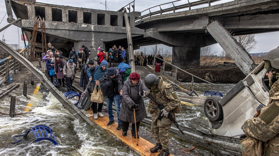 Άμαχοι διασχίζουν βομβαρδισμένη γέφυρα στην Ουκρανία