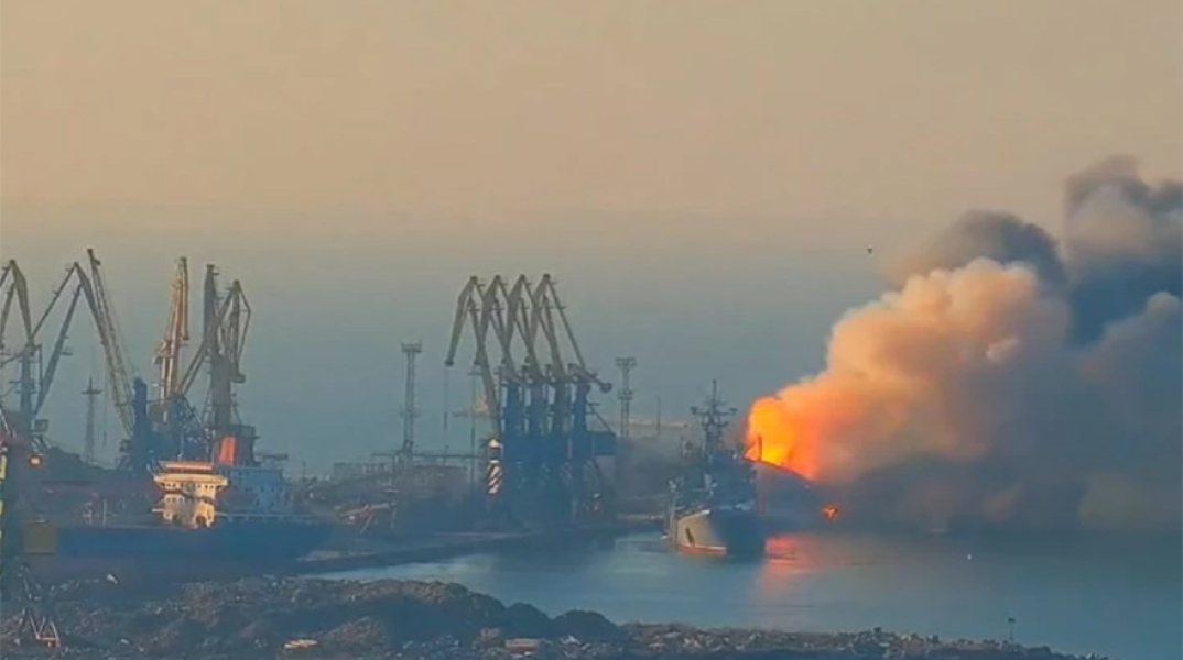 Πόλεμος στην Ουκρανία: Το χτύπημα των Ουκρανών σε ρωσικό πλοίο στο Μπερντιάνσκ