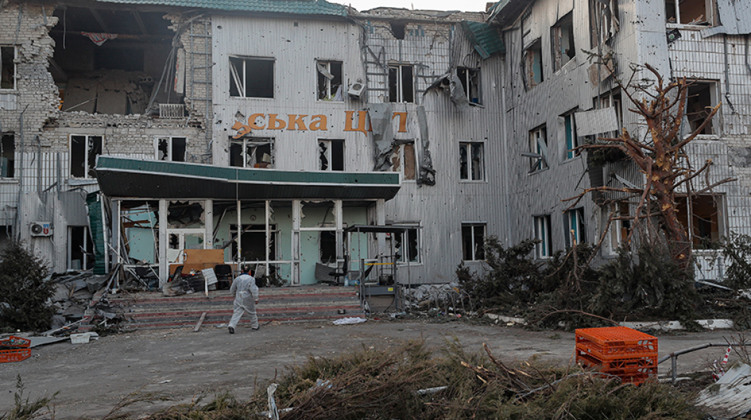 Πόλεμος στην Ουκρανία: Κατεστραμμένο κτίριο από βομβαρδισμούς