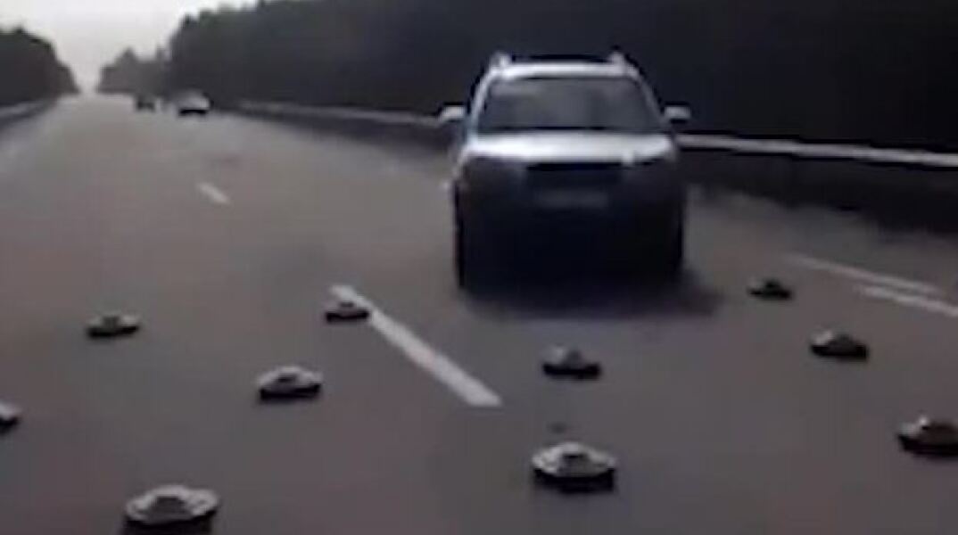 Ουκρανία: Viral έχει γίνει ένα αμφίβολης γνησιότητας βίντεο, το οποίο δείχνει αμάξια να περνούν πάνω από νάρκες.