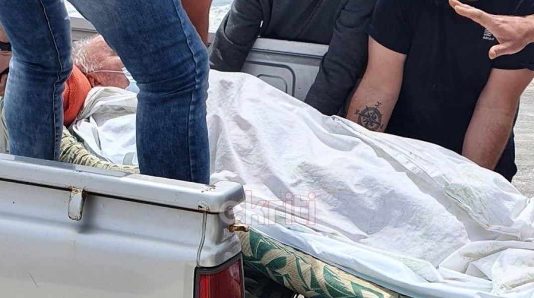 Άνδρες επιβιβάζουν ηλικιωμένο σε καρότσα φορτηγού προκειμένου να επιστρέψει σπίτι του