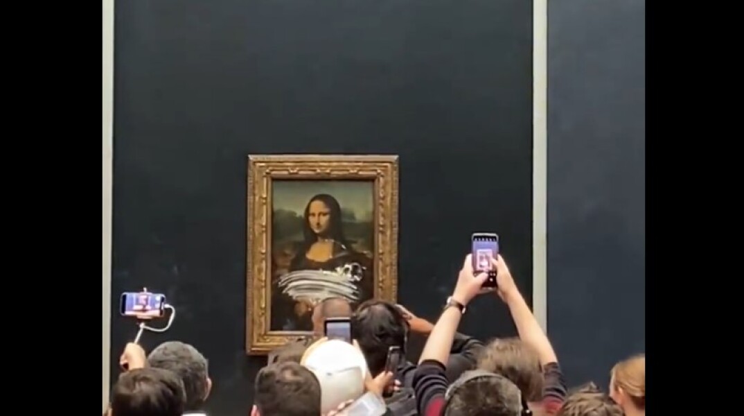 Τζοκόντα - Μόνα Λίζα: Επισκέπτες του μουσείου απαθανατίζουν τον διάσημο πίνακα του Λεονάρντο Ντα Βίντσι μετά την επίθεση με τούρτα