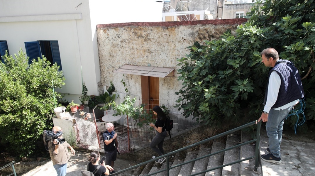 Νεκρή γυναίκα στου Γκύζη - Κάμερες και δημοσιογράφοι έξω από το σπίτι όπου βρέθηκε νεκρή