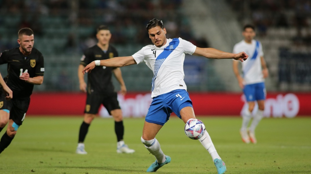 Εθνική Ελλάδος - Κόσοβο: Παίκτης έχει την κατοχή της μπάλας κόντρα στους αντιπάλους του
