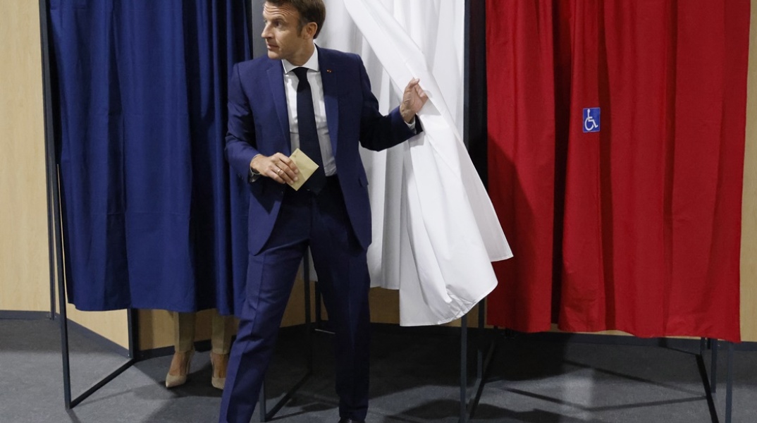 Γαλλικές βουλευτικές εκλογές: Ο Εμανουέλ Μακρόν βγαίνει από το παραβάν κρατώντας στο χέρι του το ψηφοδέλτιο