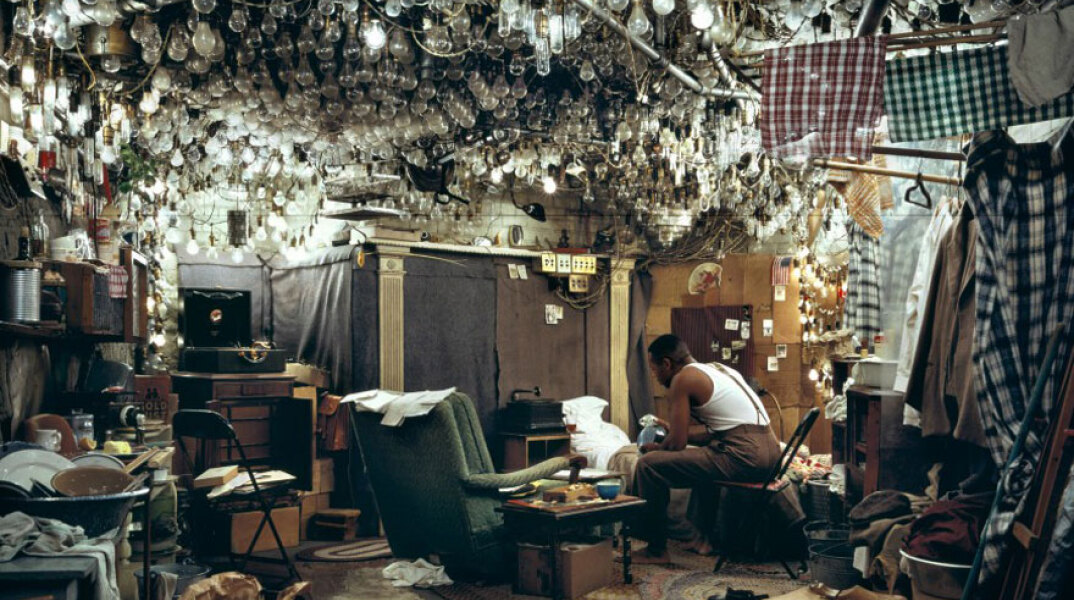 Jeff Wall, After "Invisible Man" by Ralph Ellison, the Prologue, 1999–2000. Διαφάνεια σε φωτεινό κουτί. Ευγενική παραχώρηση του καλλιτέχνη.