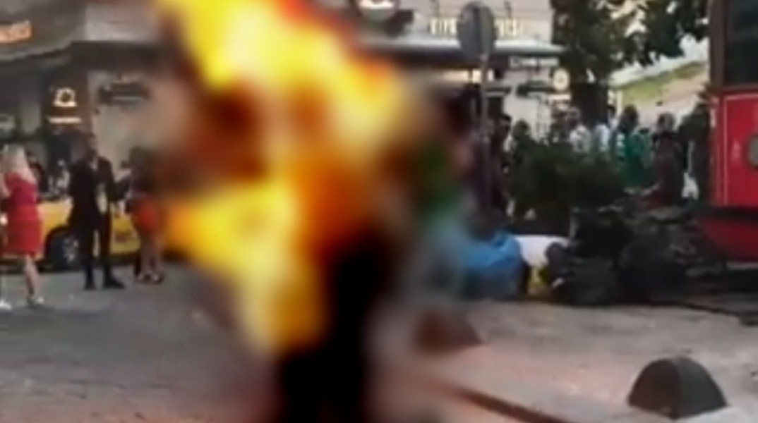 Νεαρός αυτοπυρπολήθηκε στην Κωνσταντινούπολη και τον τραβούσαν βίντεο